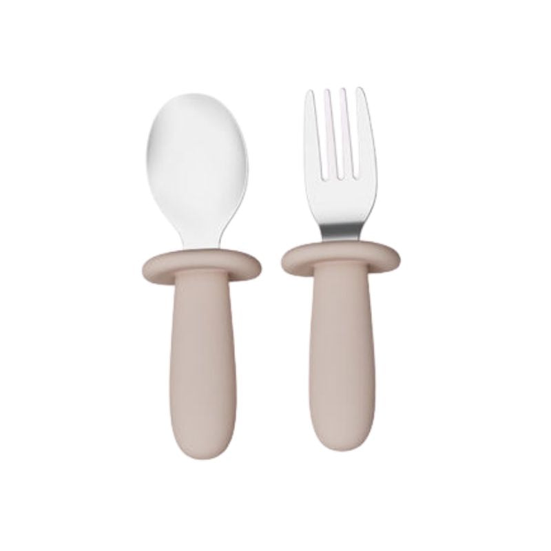 Tête arrondie en inox des couverts bébé, détail