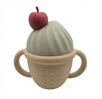 Tasse bébé 3-en-1 prise en main par un enfant